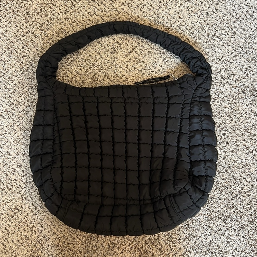 EUC like new FP Movement Quilted Carry All Bag. Color is Black.
17x20 - Picture 4 of 7